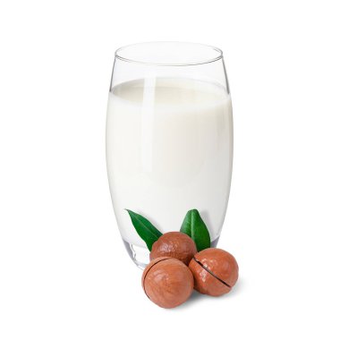 Bardakta fındık sütü ve beyaza izole edilmiş makadamialar.