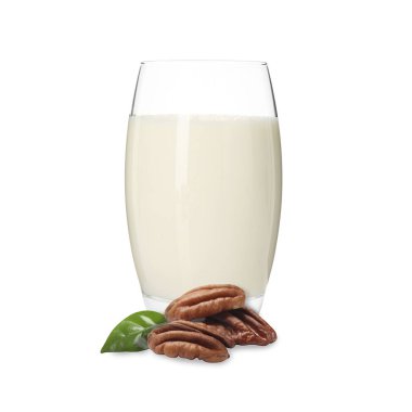 Bardakta fındık sütü ve beyaz cevizler.