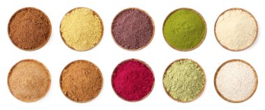 Beyaz arka planda kaselerde farklı süper yiyecek tozları var. Üst görünüm