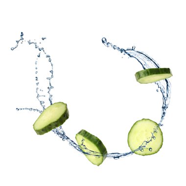 Salatalık dilimleri ve beyaz arka planda havaya su sıçratma