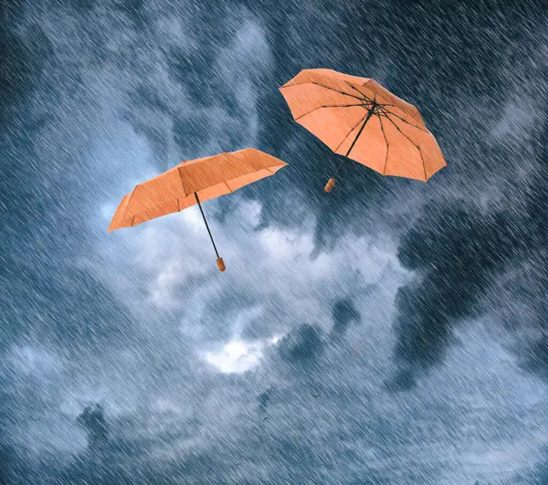 Şiddetli yağmur altında bulutlu gökyüzünde uçan turuncu şemsiyeler. Fırtınalı hava