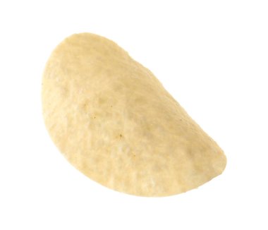 Beyaza izole edilmiş lezzetli bir patates cipsi.