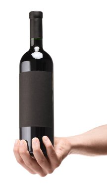 Beyaz arka planda lüks şarap şişesi tutan adam. Tasarım için model