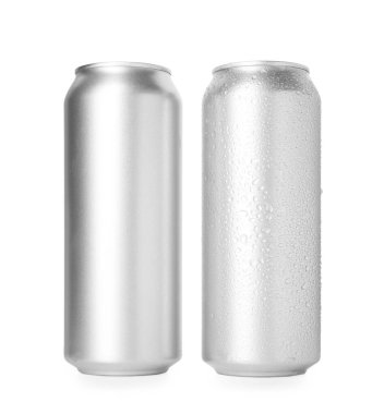 İki boş teneke kutu beyaza izole edilmiş.