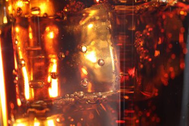 Arkaplan olarak buz küpleriyle kola tazeleniyor, makro görünüm