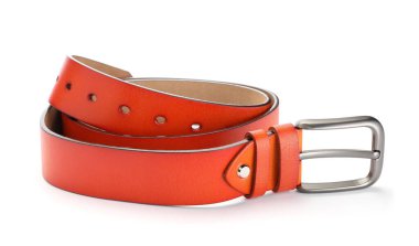 Bir turuncu deri kemer beyaza izole edilmiş.