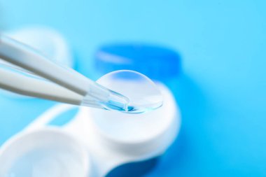 Işık arkaplanından kontak lensleri alıp, yakın plan çekiyoruz. Metin için boşluk