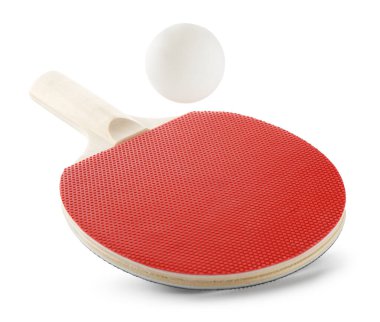 Ping pong raketi ve topu beyaza izole edilmiş.