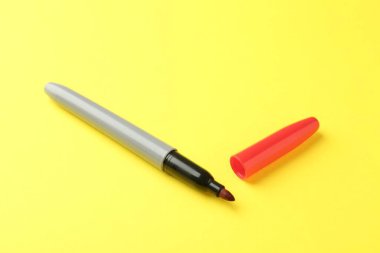 Sarı arka planda bir kırmızı işaret. Metin için boşluk