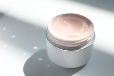 Beyaz arka planda vücut kremi kavanozu, yakın plan.