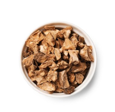 Kabın içindeki kuru hindiba kökleri beyaza izole edilmiş.