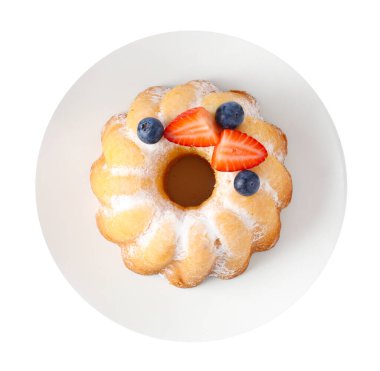 Beyaz üzerine izole edilmiş toz şeker ve böğürtlenli lezzetli kek.