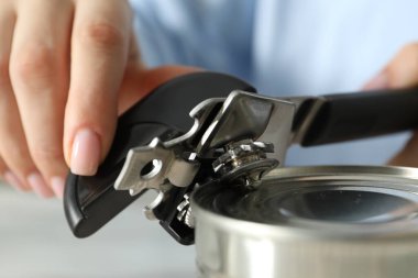 Kadın konserve açacağıyla konserve açıyor, yakın plan.