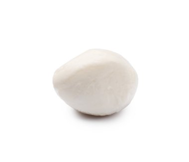Lezzetli bir mozarella peyniri topu beyaza izole edilmiş.