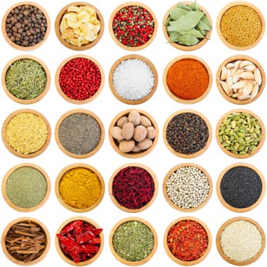 Farklı aromatik baharatlar ve beyaz kaplar. Üst görünüm