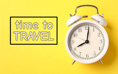 Alarm saati ve kelimeler sarı arka planda yolculuk zamanı. Pankart tasarımı