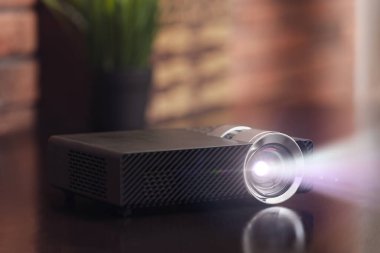 Modern video projektörü kapalı masa üzerinde çalışıyor