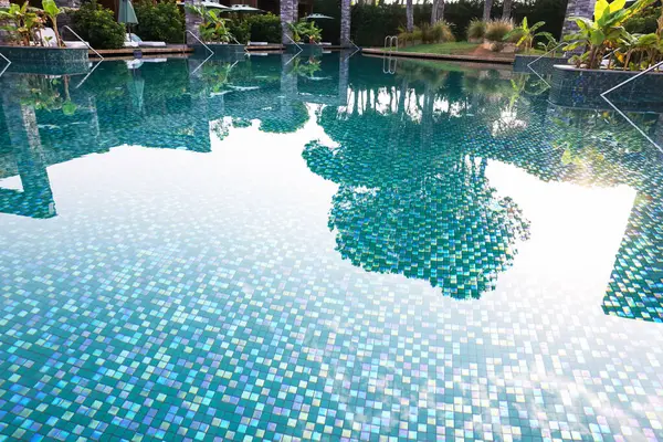 Otelde şemsiyeli ve güneşli havuz var.