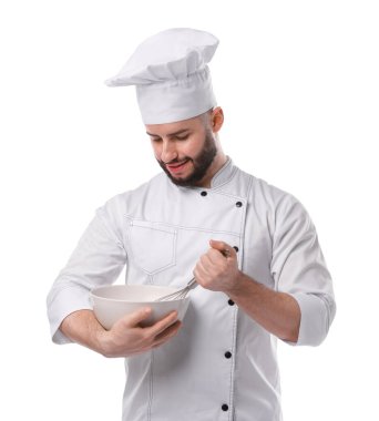 Üniformalı mutlu pastacı elinde çırpı ve kase ile beyaz arka planda