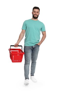 Beyaz arka planda boş alışveriş sepeti olan adam.