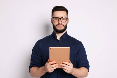Yakışıklı adam beyaz zemin üzerine tablet kullanma