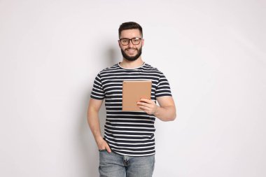 Yakışıklı adam beyaz zemin üzerine tablet kullanma