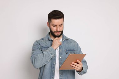 Yakışıklı adam beyaz zemin üzerine tablet kullanma