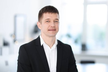 Yakışıklı orta yaşlı bir adamın portresi.