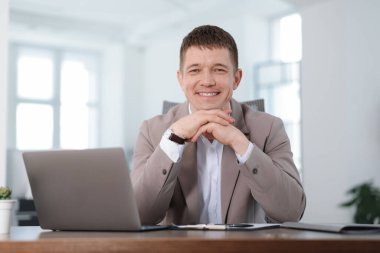 Ofisteki yakışıklı adamın portresi.