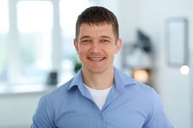 Yakışıklı orta yaşlı bir adamın portresi.