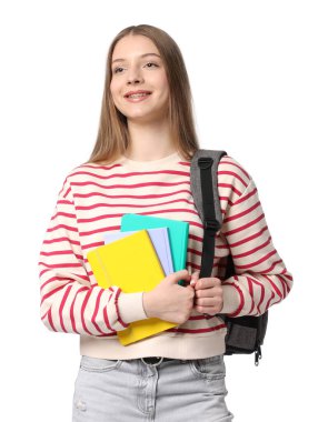 Not defterleri ve beyaz arka planda sırt çantası olan genç bir kız.