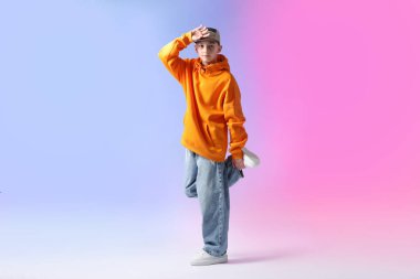 Renkli arka planda dans eden şık elbiseli çocuk.