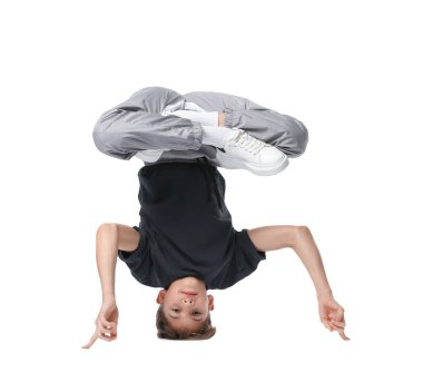 Beyaz arka planda dans eden şık elbiseli bir çocuk.