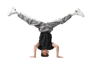 Beyaz arka planda dans eden şık elbiseli bir çocuk.