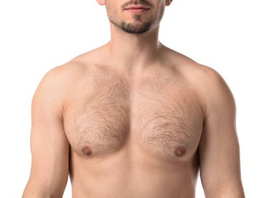 Beyaz arka planda kıllı göğüslü genç adam, yakın plan. Epilasyon işlemi