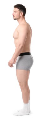 Beyaz arka planda açık gri iç çamaşırlı genç adam.