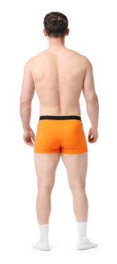 Beyaz arka planda şık turuncu iç çamaşırlı genç adam.
