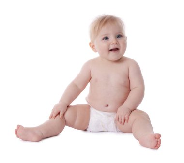 Beyaz arka planda bebek bezi takmış şirin bir bebek.