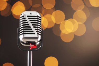 Koyu kahverengi arka plana karşı bir klasik mikrofon, mesaj için boşluk. Bokeh etkisi