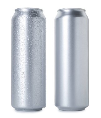 İki boş teneke kutu beyaza izole edilmiş.