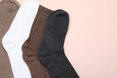 Bej arka planda birçok farklı çift çorap, düz yatıyordu.