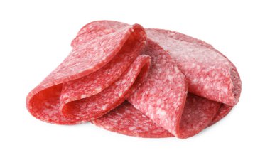 Beyaz üzerine izole edilmiş lezzetli füme sosis dilimleri.