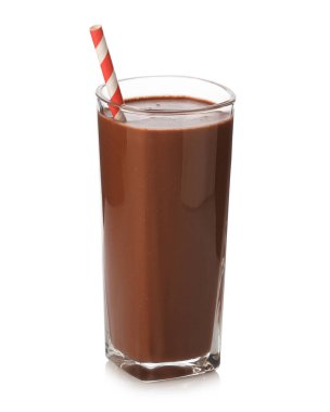 Lezzetli çikolatalı süt, beyaz bardakta.