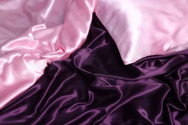 Lüks ipek çarşaf ve yastık, yakın plan.