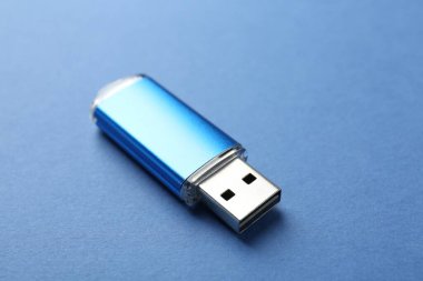 Mavi arka planda bir flaş bellek, yakın plan. Metin için boşluk