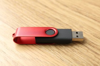 Tahta arka planda bir flaş bellek, yakın plan.