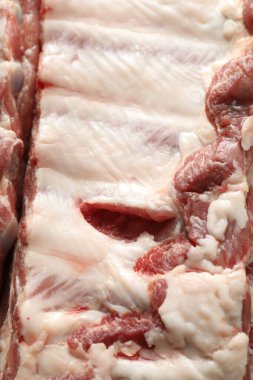 Arka plan olarak taze çiğ domuz kaburgası. Yakın plan.
