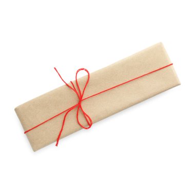 Kraft kağıdına sarılmış beyaz yay ile izole edilmiş, üst görünüm