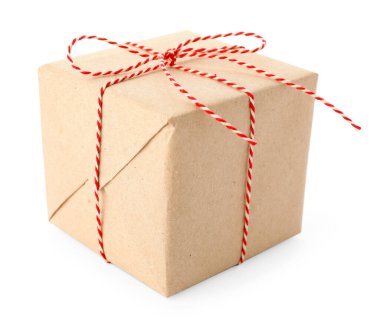 Kraft kağıdına sarılı hediye, yay beyaza izole edilmiş.