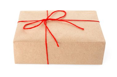 Kraft kağıdına sarılı hediye, yay beyaza izole edilmiş.